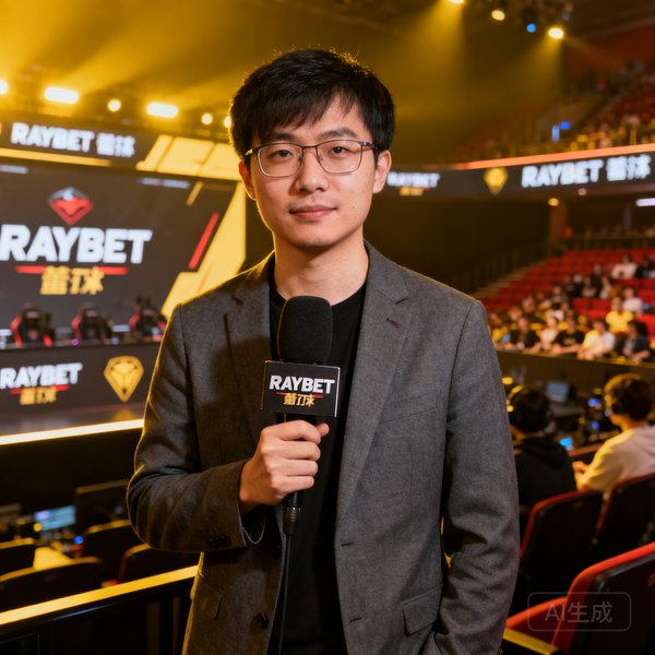 RAYBET雷竞技联合创始人陈启航，资深电竞媒体人，手持采访话筒站在国际赛事现场媒体区